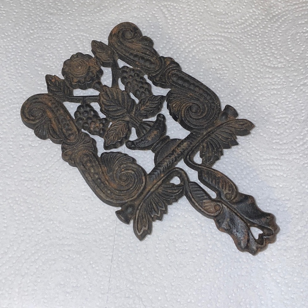 VTG Cast Iron Trivet GRAPE (VM) Virginia Metalcrafters Iron Art.